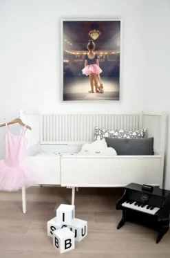 Dansebutikken Andet Til Ballet-Balletplakat med ballerina på scene