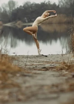 Dansebutikken Andet Til Ballet-Balletplakat med balletdanser ved smuk sø