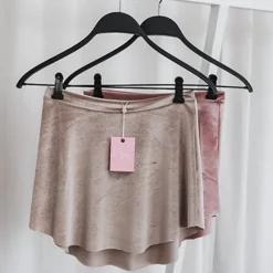 Dame Dansebutikken Skørter Til Skøjteløb|Ballet Underdele Damer-Camel farvet pull on velour skørt fra Mara Dancewear