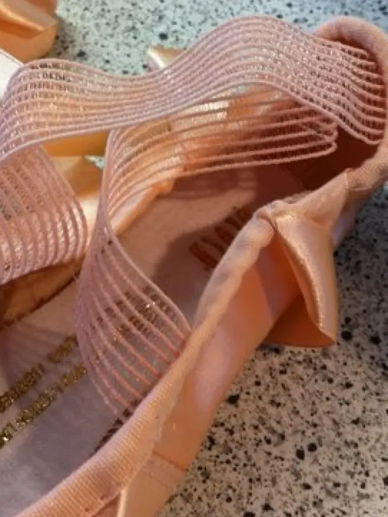 Dansebutikken Balletsko Tilbehør-Elegant hullet elastisk bånd til balletsko