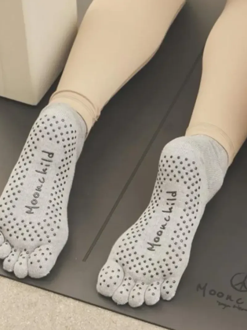 Dansebutikken Andet Til Yoga-Moonchild grå toe socks til yoga