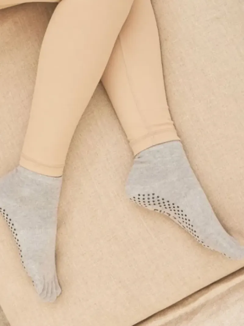 Dansebutikken Andet Til Yoga-Moonchild grå toe socks til yoga