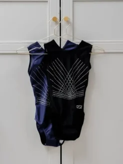 Dansebutikken Dragter Piger-Navy gymnastikdragt med mesh ryg og sten piger The zone