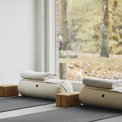 Dansebutikken Andet Til Yoga-Simple Days yogapølle i råhvid