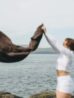 Dansebutikken Andet Til Yoga-Simple Days yogasjal i mørkebrun