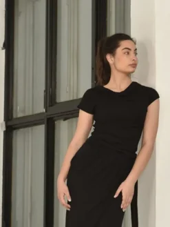 Dame Dansebutikken Danseoverdele Damer-Sort bluse med vandfalds hals og korte ærmer Danceverywear